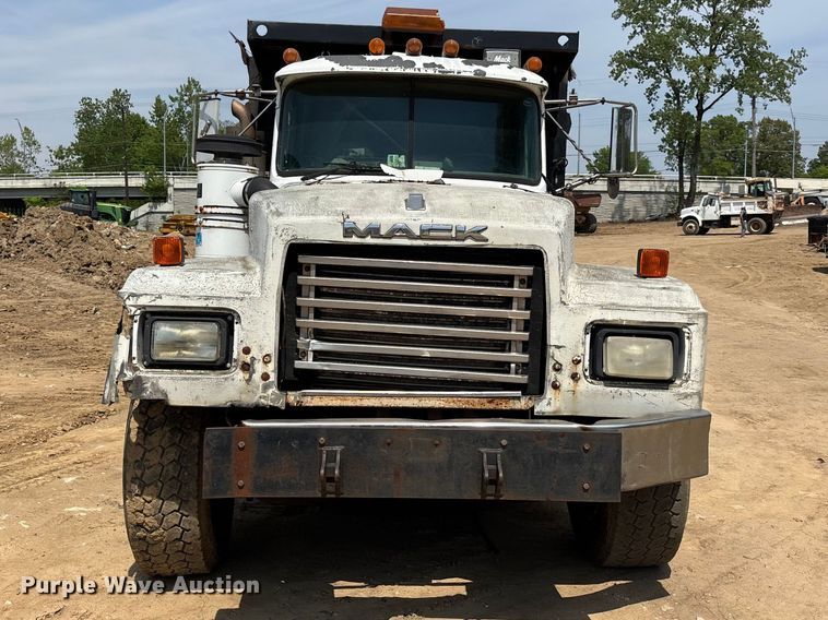 image for item DT0169 1997 Mack RD dump truck