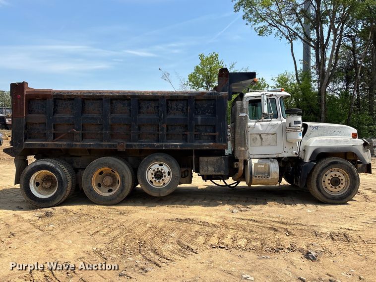 image for item DT0169 1997 Mack RD dump truck