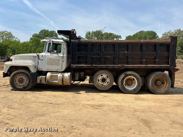 image for item DT0169 1997 Mack RD dump truck