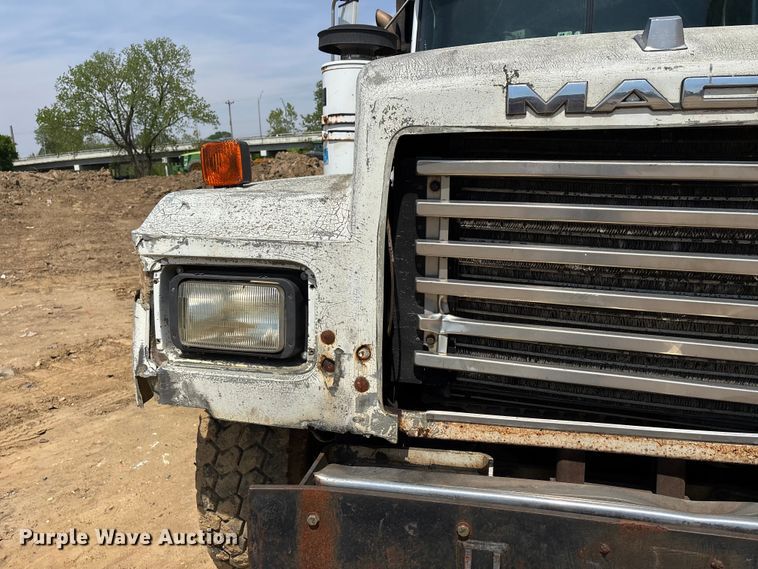 image for item DT0169 1997 Mack RD dump truck
