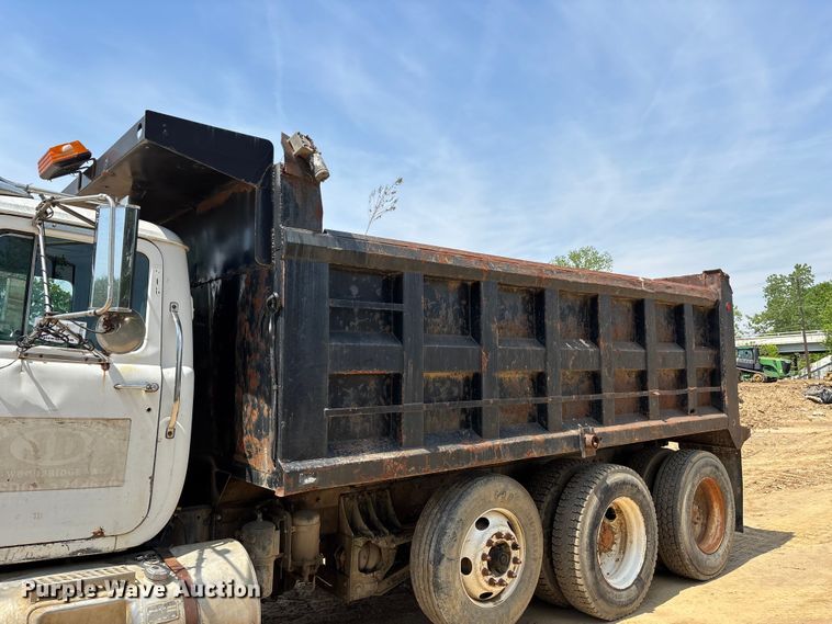 image for item DT0169 1997 Mack RD dump truck