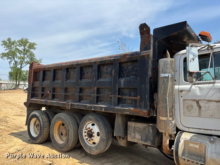 image for item DT0169 1997 Mack RD dump truck