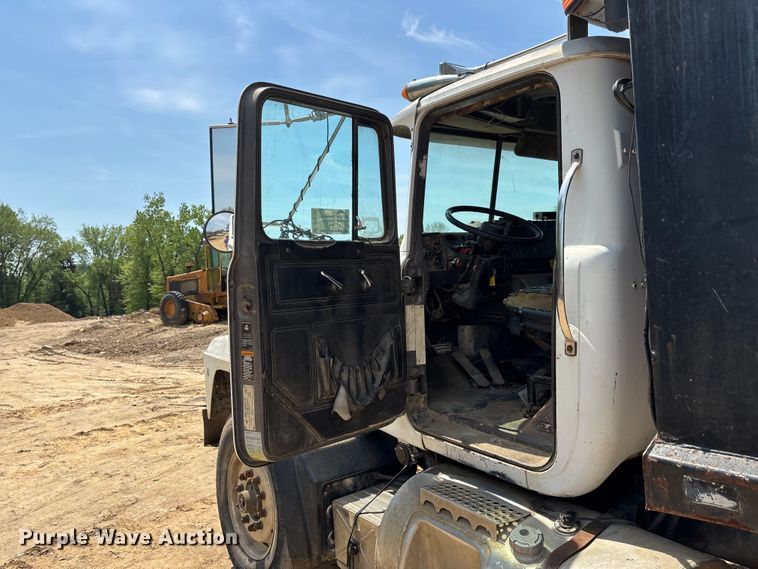 image for item DT0169 1997 Mack RD dump truck