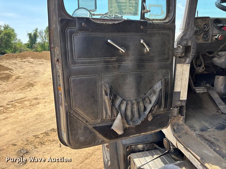 image for item DT0169 1997 Mack RD dump truck