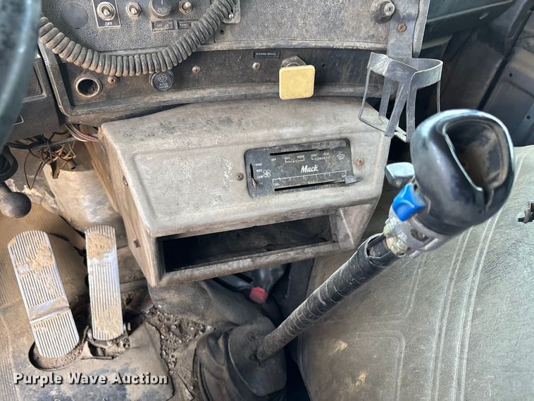 image for item DT0169 1997 Mack RD dump truck