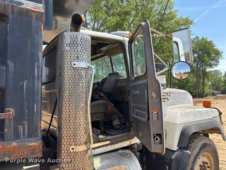 image for item DT0169 1997 Mack RD dump truck