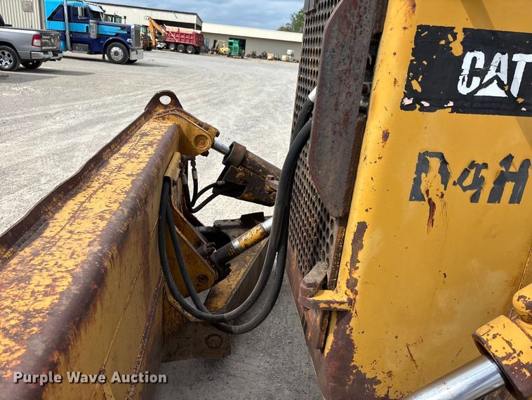 image for item DT0215 1987 Caterpillar D4H dozer