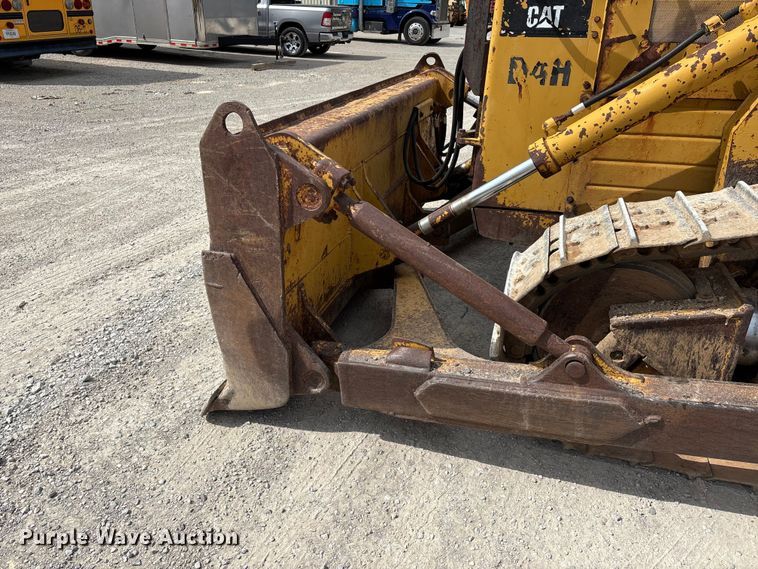 image for item DT0215 1987 Caterpillar D4H dozer
