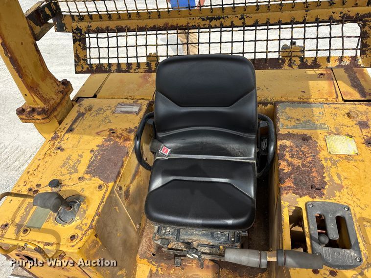 image for item DT0215 1987 Caterpillar D4H dozer
