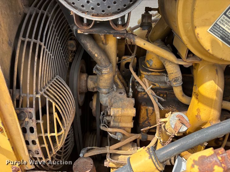 image for item DT0215 1987 Caterpillar D4H dozer