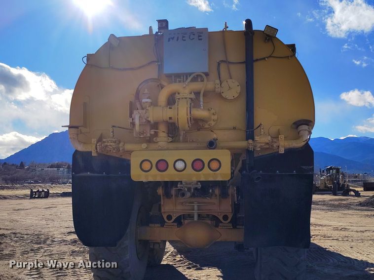 image for item DT0972 2003 John Deere 250D Series II water wagon