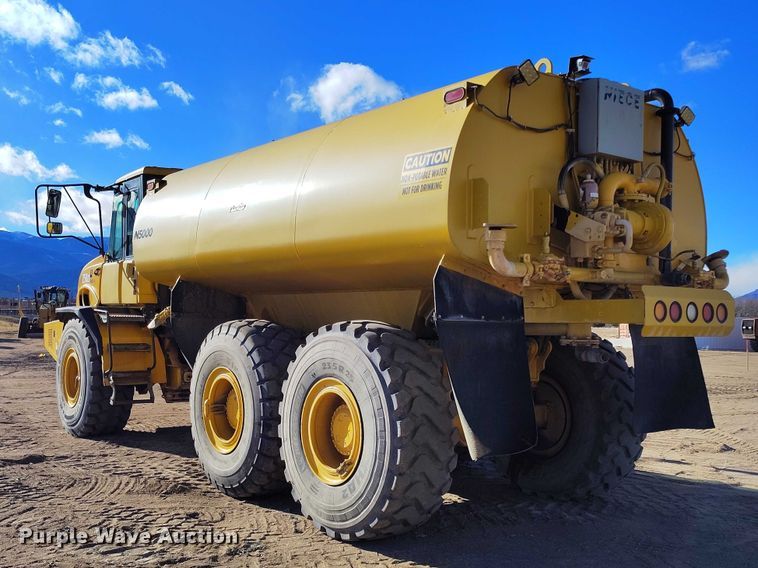 image for item DT0972 2003 John Deere 250D Series II water wagon