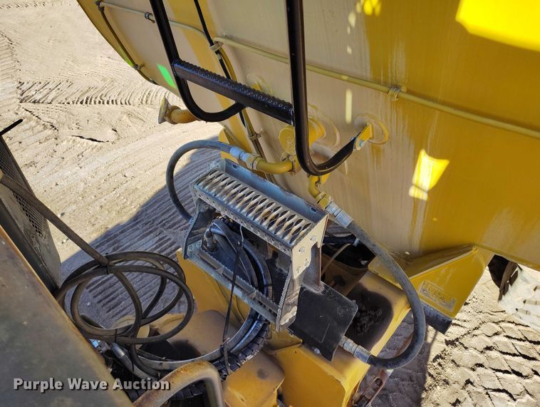 image for item DT0972 2003 John Deere 250D Series II water wagon