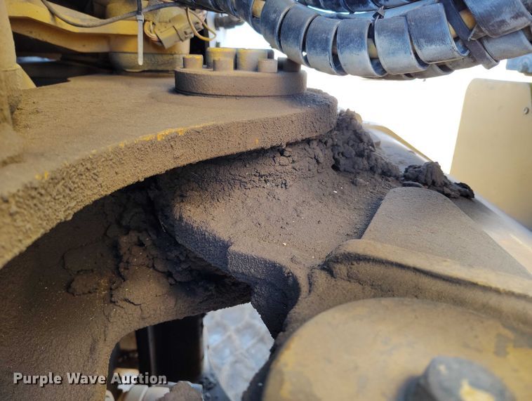 image for item DT0972 2003 John Deere 250D Series II water wagon