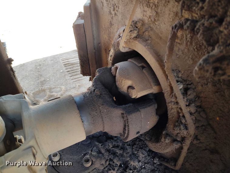 image for item DT0972 2003 John Deere 250D Series II water wagon