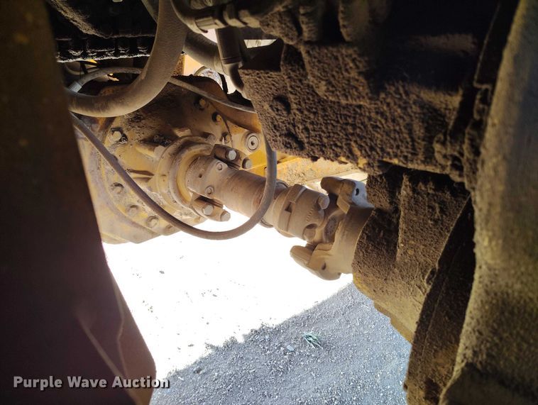 image for item DT0972 2003 John Deere 250D Series II water wagon