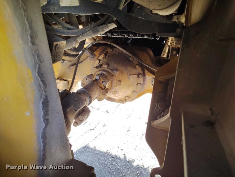 image for item DT0972 2003 John Deere 250D Series II water wagon