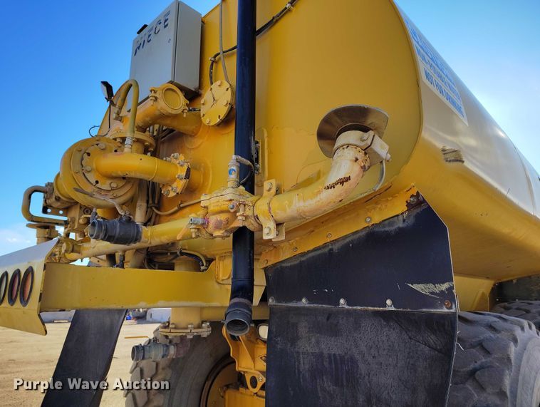 image for item DT0972 2003 John Deere 250D Series II water wagon