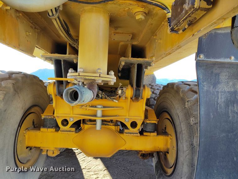 image for item DT0972 2003 John Deere 250D Series II water wagon