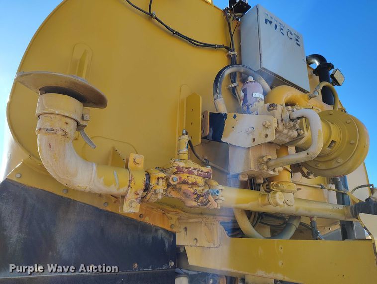 image for item DT0972 2003 John Deere 250D Series II water wagon