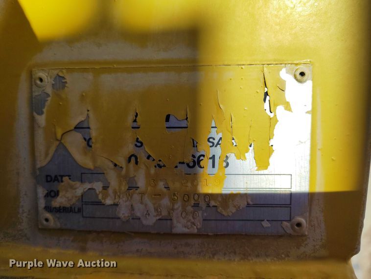 image for item DT0972 2003 John Deere 250D Series II water wagon