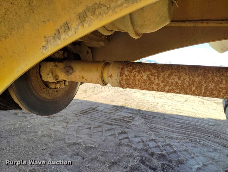 image for item DT0972 2003 John Deere 250D Series II water wagon