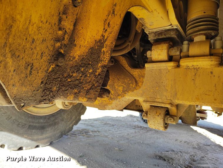 image for item DT0972 2003 John Deere 250D Series II water wagon