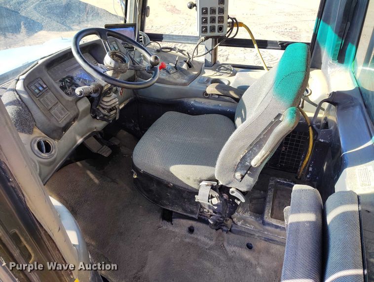 image for item DT0972 2003 John Deere 250D Series II water wagon