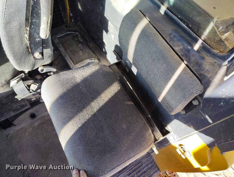 image for item DT0972 2003 John Deere 250D Series II water wagon