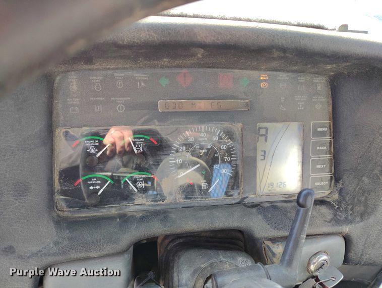 image for item DT0972 2003 John Deere 250D Series II water wagon