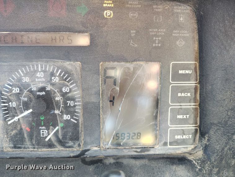 image for item DT0972 2003 John Deere 250D Series II water wagon