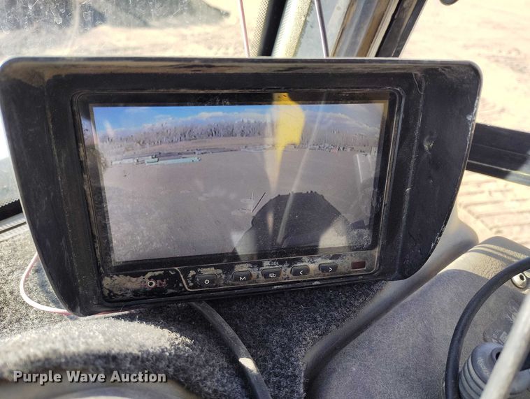 image for item DT0972 2003 John Deere 250D Series II water wagon