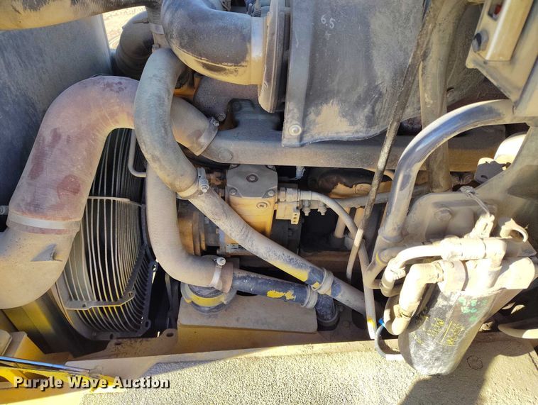 image for item DT0972 2003 John Deere 250D Series II water wagon