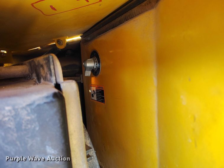 image for item DT0972 2003 John Deere 250D Series II water wagon