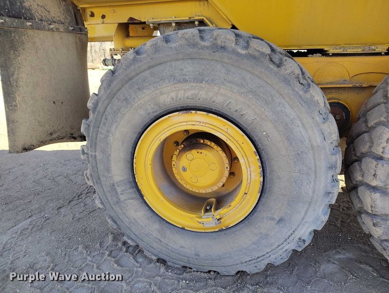 image for item DT0972 2003 John Deere 250D Series II water wagon