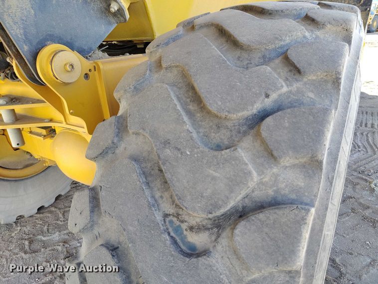 image for item DT0972 2003 John Deere 250D Series II water wagon