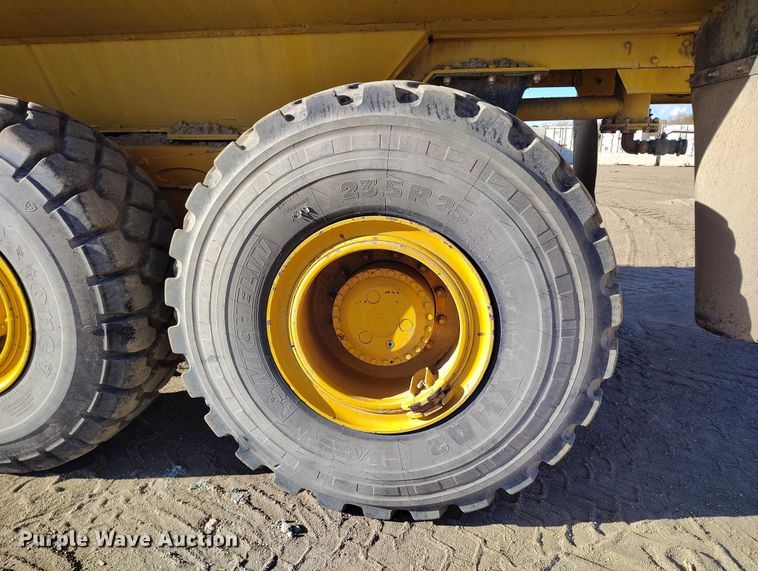 image for item DT0972 2003 John Deere 250D Series II water wagon