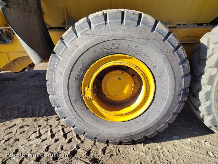 image for item DT0972 2003 John Deere 250D Series II water wagon