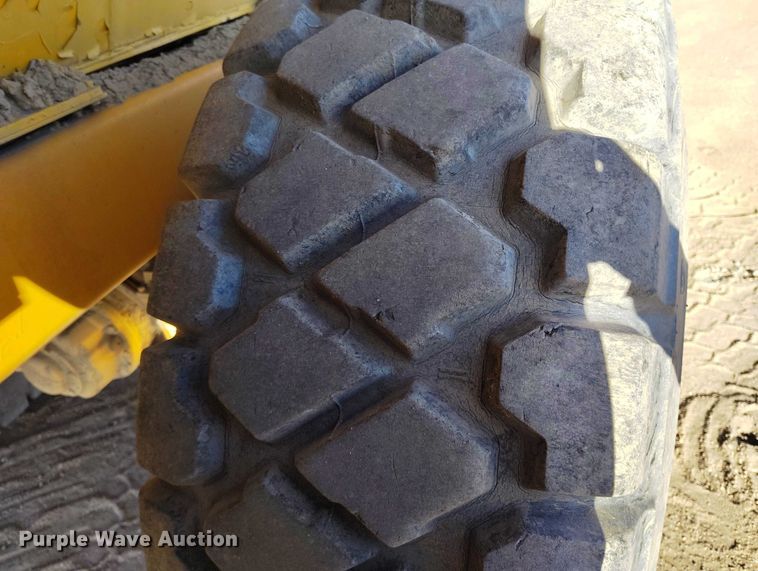 image for item DT0972 2003 John Deere 250D Series II water wagon