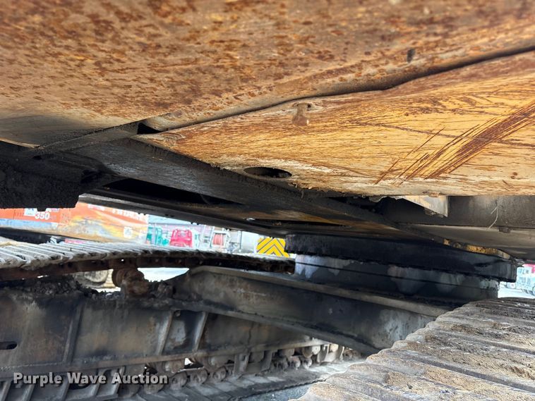 image for item DT2890 1999 John Deere 450LC excavator