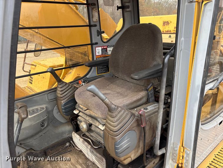 image for item DT2890 1999 John Deere 450LC excavator