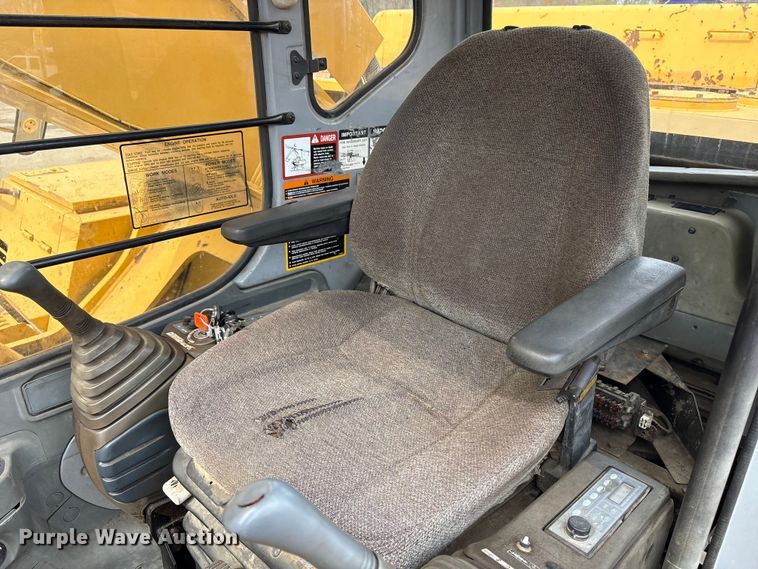 image for item DT2890 1999 John Deere 450LC excavator