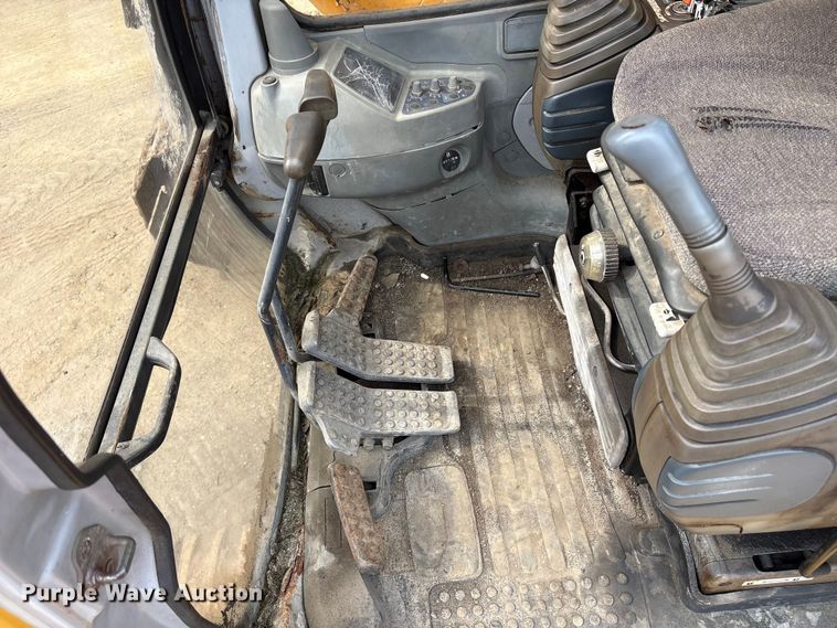 image for item DT2890 1999 John Deere 450LC excavator