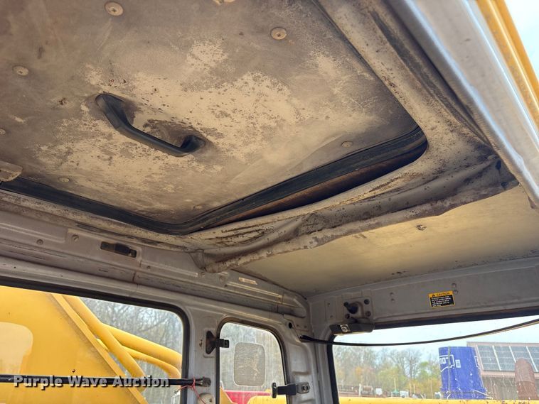 image for item DT2890 1999 John Deere 450LC excavator