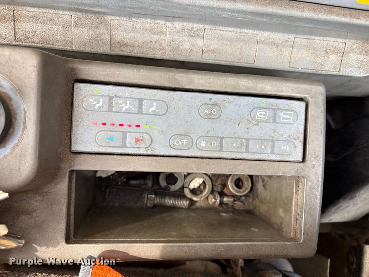 image for item DT2890 1999 John Deere 450LC excavator