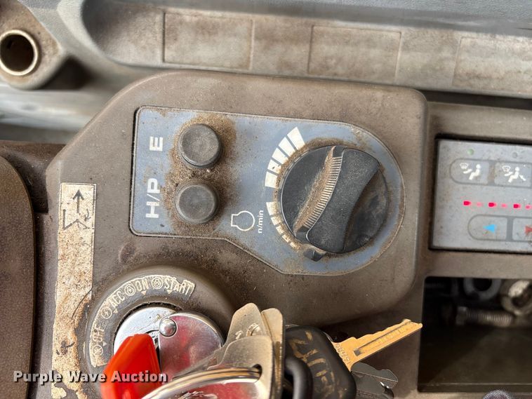 image for item DT2890 1999 John Deere 450LC excavator