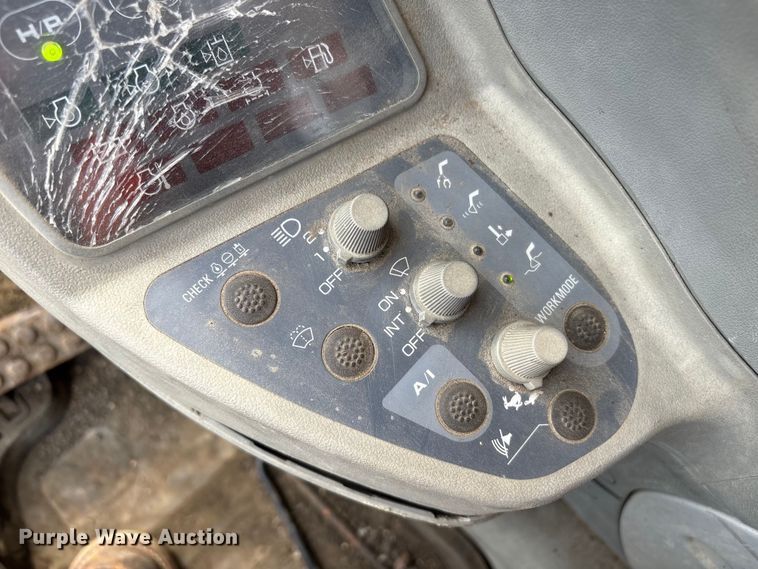 image for item DT2890 1999 John Deere 450LC excavator