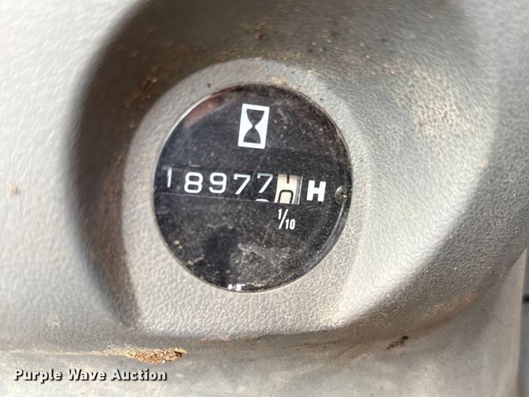 image for item DT2890 1999 John Deere 450LC excavator