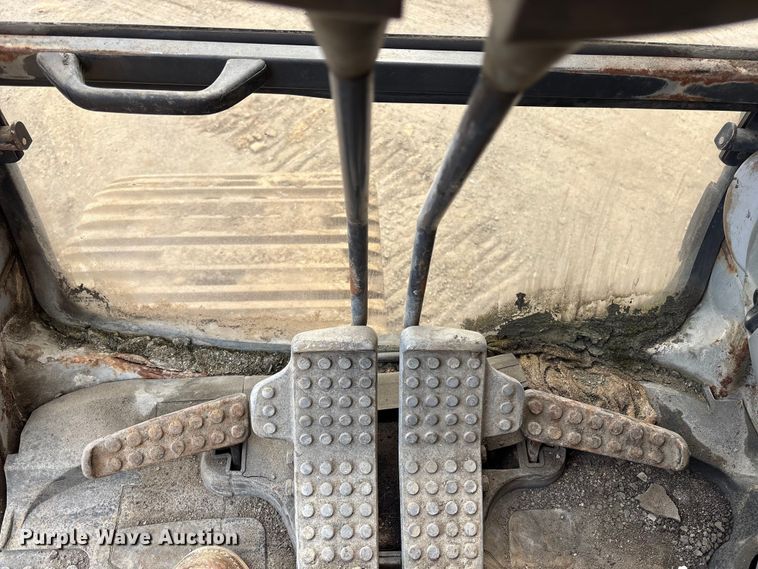 image for item DT2890 1999 John Deere 450LC excavator