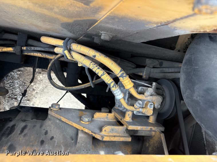 image for item DT2890 1999 John Deere 450LC excavator